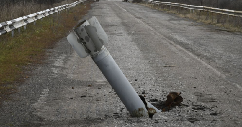 У Києві уламки впали на житлову будівлю: сталося загорання