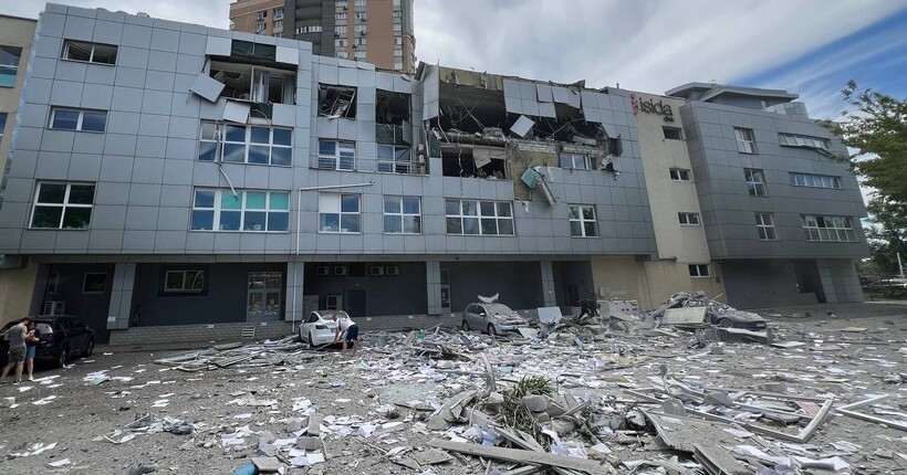 Ворог повторно вдарив по Києву: поцілив у медцентр, є загиблі