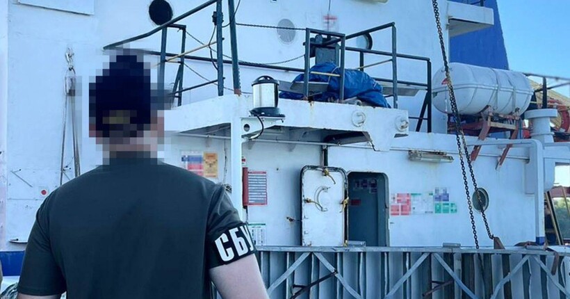 Допомагав окупантам вивозити українське зерно з Криму: СБУ затримала капітана корабля