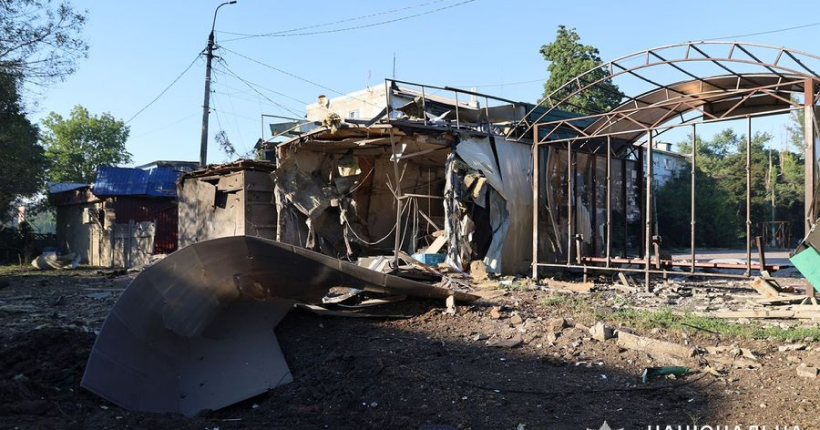 У Мирнограді росіяни скинули бомбу на зупинку з людьми