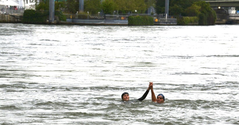 Олімпіада-2024: міністерка спорту Франції скупалась у Сені на тлі побоювань щодо забруднення річки