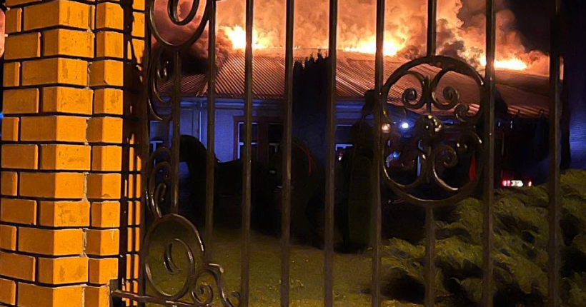 У Курській області рф горить завод низьковольтних апаратів