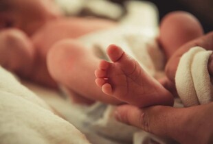 В Україні планують збільшити виплати при народженні дитини: Кабмін підтримав законопроєкт