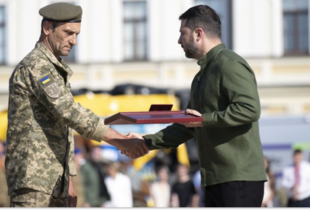 Зеленський вручив державні нагороди військовим і цивільним з нагоди Дня української державності
