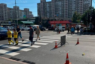 У Києві п’яна водійка на бусі збила військовослужбовицю та втекла