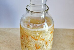 Викидати чи варити - що робити, якщо квашена капуста помутніла в банках