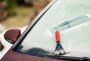 Цей спосіб розморозки скла може зіпсувати авто: що не варто використовувати за жодних обставин