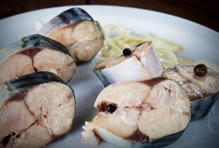 Маринована скумбрія, яка нагадує лосось - швидкий рецепт закуски