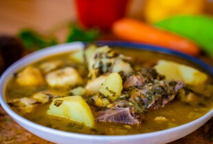 Ніжна тушкована яловичина з картоплею: рецепт на обід