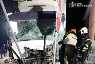 На Івано-Франківщині надзвичайники деблокували двох постраждалих у ДТП - деталі