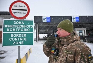 На кордоні з Польщею тимчасово призупинили оформлення вантажівок