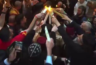 В Єрусалимі зійшов Благодатний вогонь (відео)