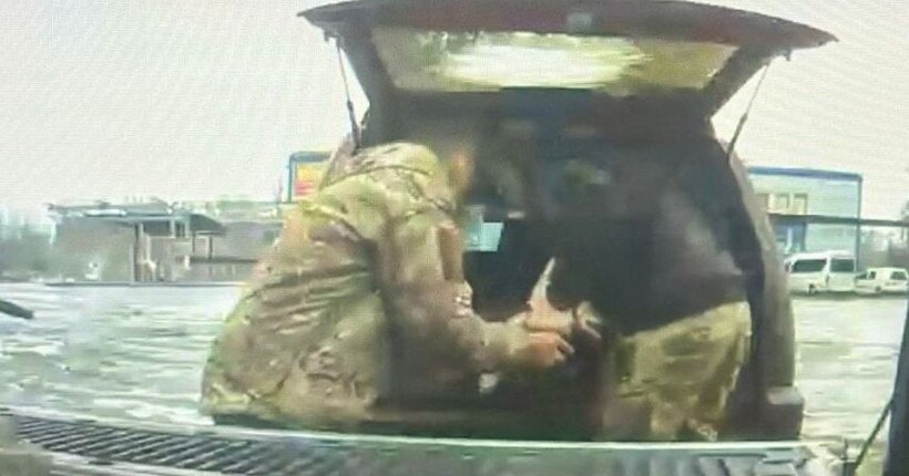 ДБР викрило інструктора батальйону, який намагався продати зброю