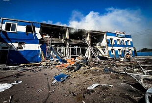 На Київщині після атаки горить підприємство: є загиблий, в будівлі можуть бути люди
