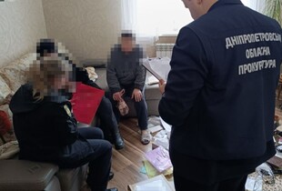 Били та саджали на ланцюг: у Дніпрі подружжя обвинувачують у катуванні шістьох дітей