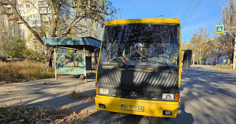 Окупанти обстріляли маршрутку у Херсоні, багато поранених (фото)